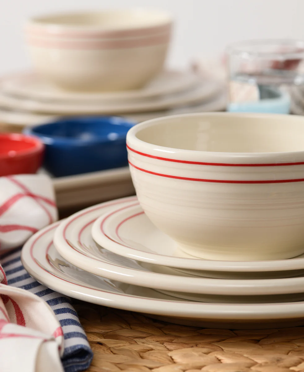 822-americana-scarlet-band-classic-bistro-3-piece-place-setting-service-for-1-2.webp Americana Scarlet Band Classic Bistro 3-Piece Place Setting, Service For 1