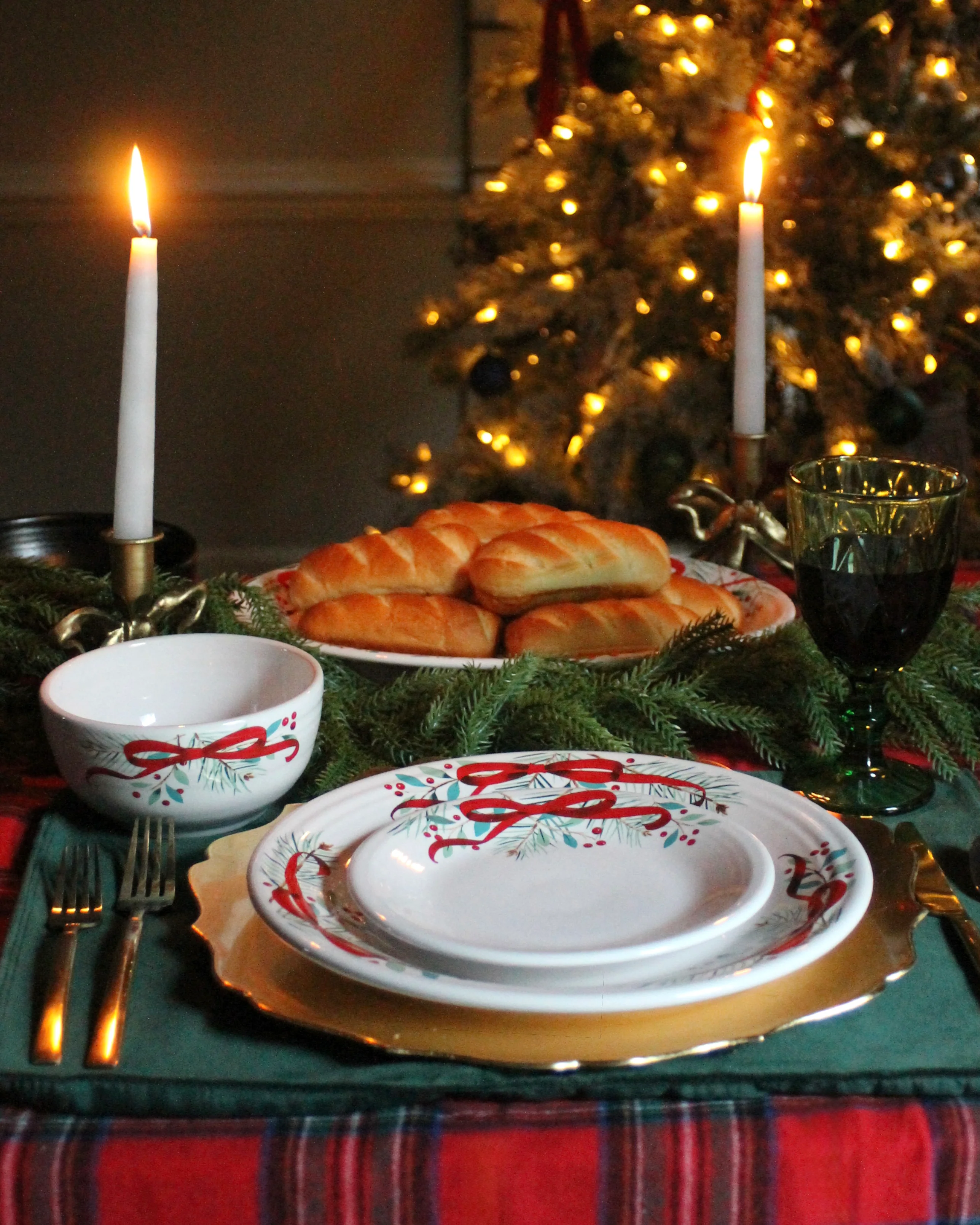 Holly Berry Christmas Garland Classic Bistro Coupe 3-Piece Place Setting, Service for 1